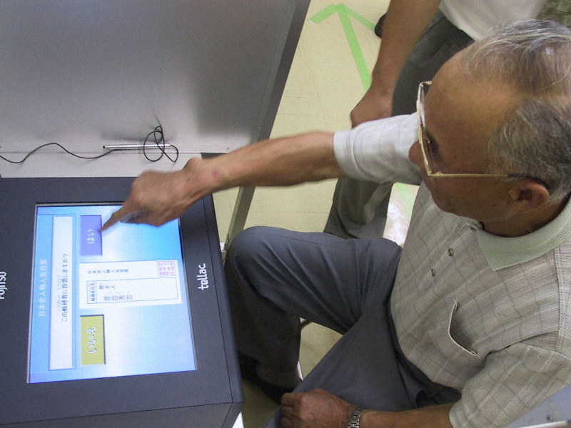 模擬投票試験で電子投票を体験した市民=岐阜県可児市で2002年7月30日