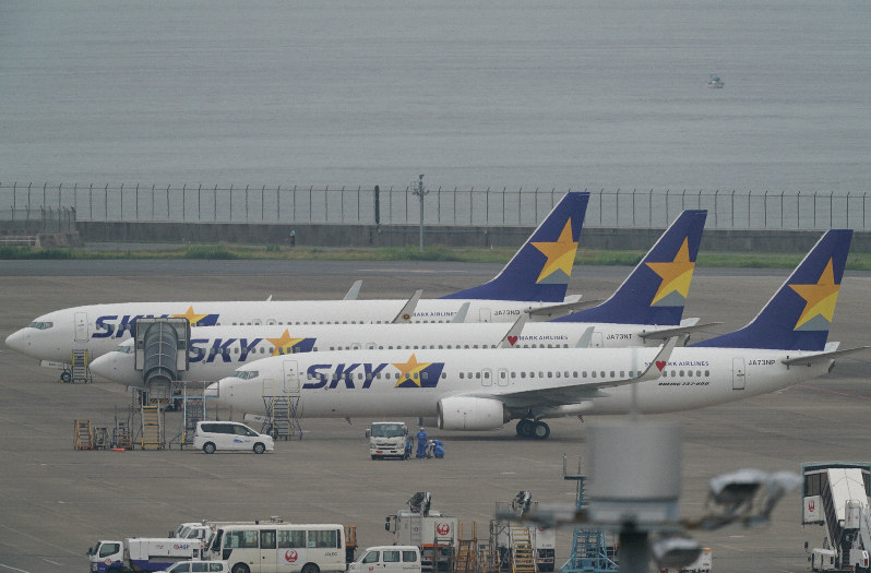 整備エリアに並ぶスカイマークのボーイング737-800=東京都大田区の羽田空港で、米田堅持撮影
