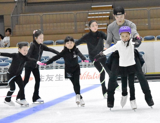 浅田真央さんが子供たちにスケート教室 滋賀県立アイスアリーナ 写真特集6 7 毎日新聞