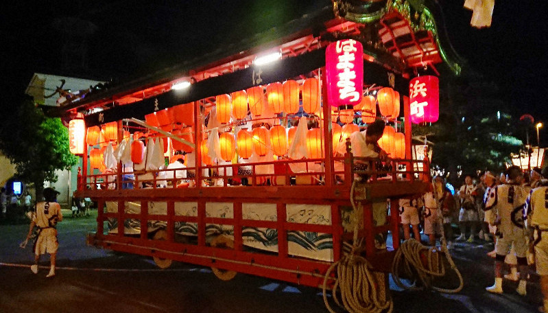 12日の臼杵祇園まつりで使われた2台の山車の一つ=大分県臼杵市で2019年7月12日午後8時50ごろ、衛藤親撮影
