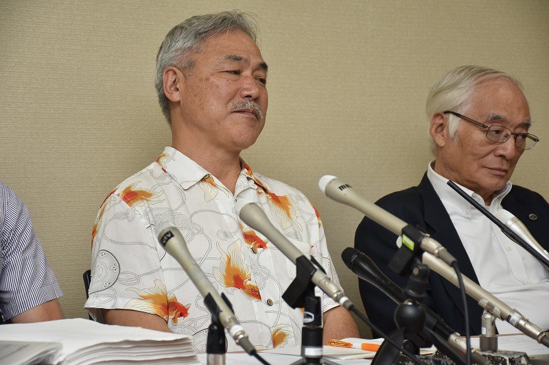 判決後、記者会見に臨んだ原告の山本伸樹さん(左)=奈良市で、小宅洋介撮影