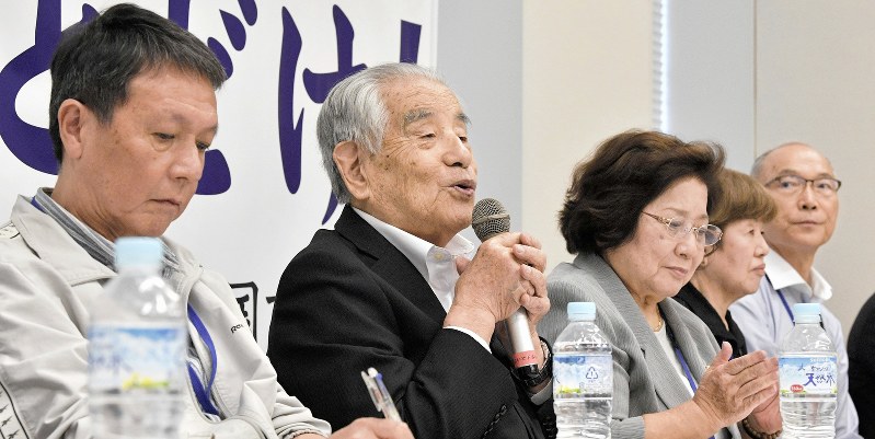 首相談話を受けての記者会見に臨む(左から)原告団の黄光男副団長、林力団長、奥晴海さん、原田信子さん、弁護団の八尋光秀共同代表=衆院第2議員会館で2019年7月12日午後2時21分、藤井達也撮影