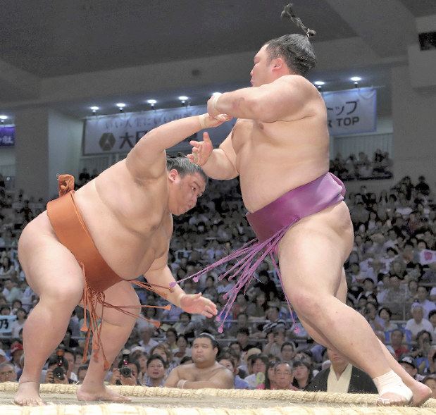 朝乃山(右)を押し出しで降す御嶽海=兵藤公治撮影
