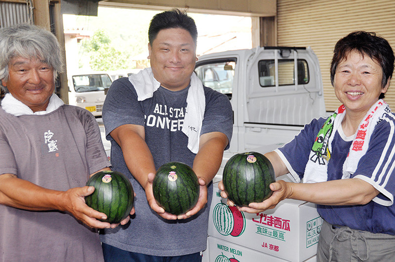 小玉スイカを出荷する(左から)松本守夫さん、知聴さん、琴美さん親子=京都府京丹後市網野町で、塩田敏夫撮影