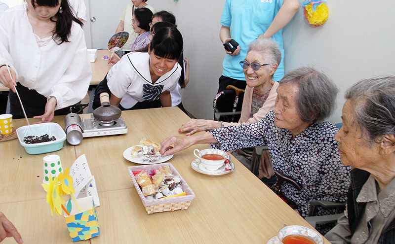 高齢者向けカフェ 龍野北高生徒が触れ合い 介護問題考える 兵庫 毎日新聞