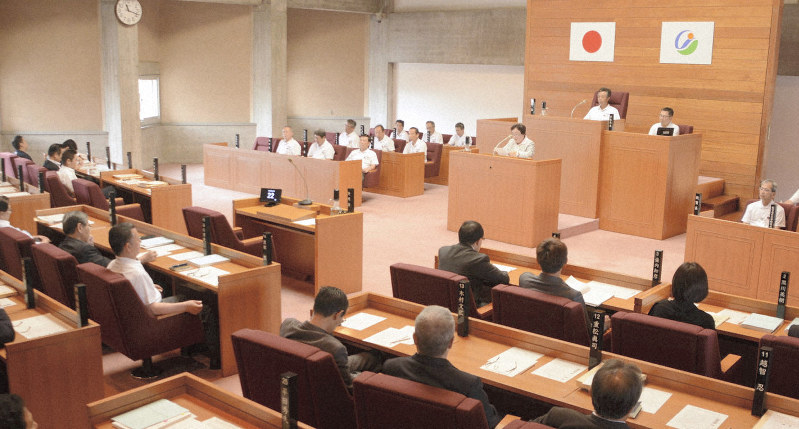 今治市議会本会議で女性市議の反対討論を聞く市議ら=今治市別宮町1で2019年6月28日午前11時15分、花澤葵撮影
