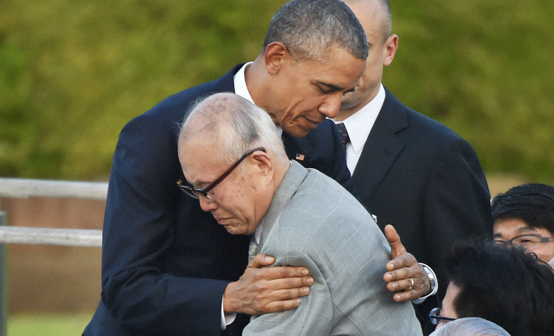 被爆米兵の調査をする森重昭さん(手前)を抱きしめるオバマ米大統領(当時)=広島市中区の平和記念公園で2016年5月27日、久保玲撮影