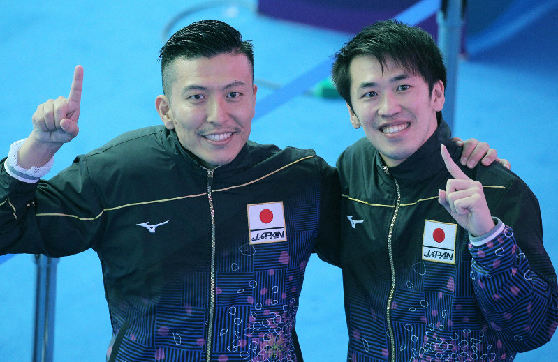 東京五輪内定1号となり喜ぶ寺内健(左)と坂井丞=韓国・光州で2019年7月13日、宮武祐希撮影
