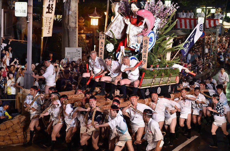 博多祇園山笠 のクライマックス 追い山 博多の街を疾走 写真特集3 15 毎日新聞