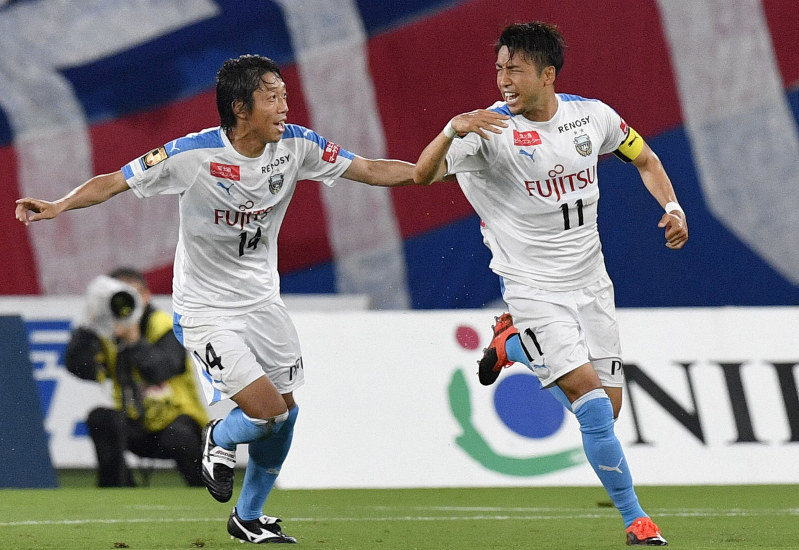 【FC東京-川崎】前半、先制ゴールを決めて喜ぶ川崎の小林(右)と中村=東京・味の素スタジアムで2019年7月14日、藤井達也撮影
