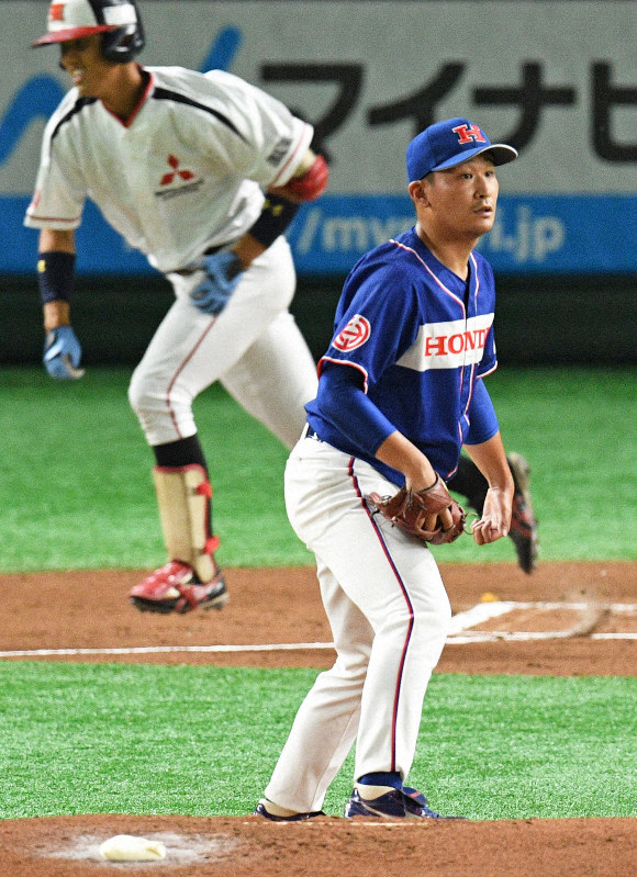 【岡崎市(三菱自動車岡崎)-狭山市(ホンダ)】一回表岡崎市2死三塁、田口(左)に左越え2点本塁打を打たれ、打球を見つめる狭山市先発の東野=東京ドームで2019年7月15日、丸山博撮影