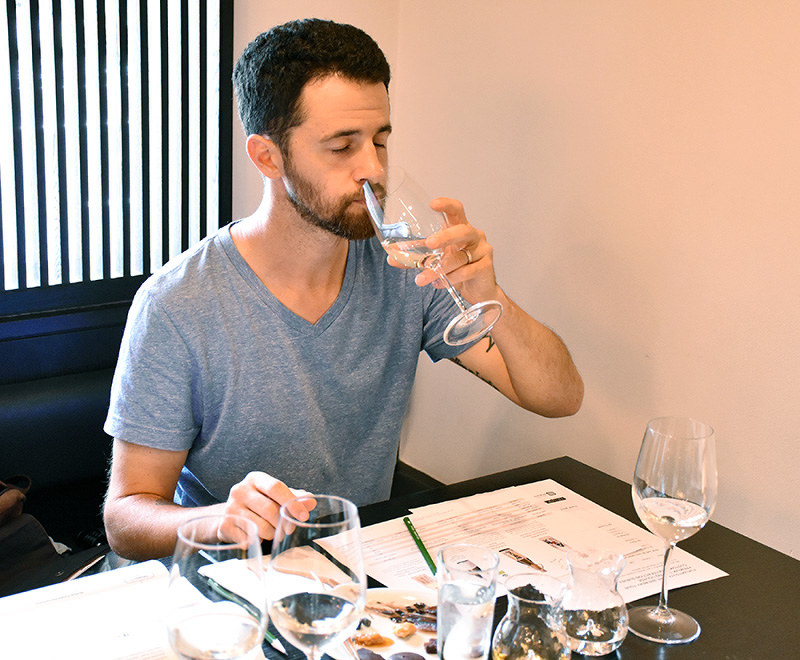 「福光屋」で日本酒のきき酒をするリチャード・斉藤・ヤングさん=金沢市石引で、井手千夏撮影