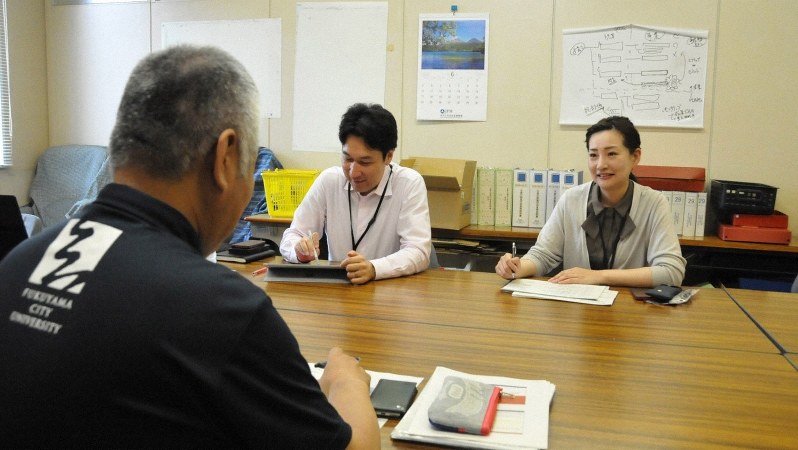 兼業で福山市の戦略推進マネジャーを務める東京都内の映像会社に勤務する野口進一さん(写真中央)とロート製薬の安西紗耶さん(同右)=福山市提供