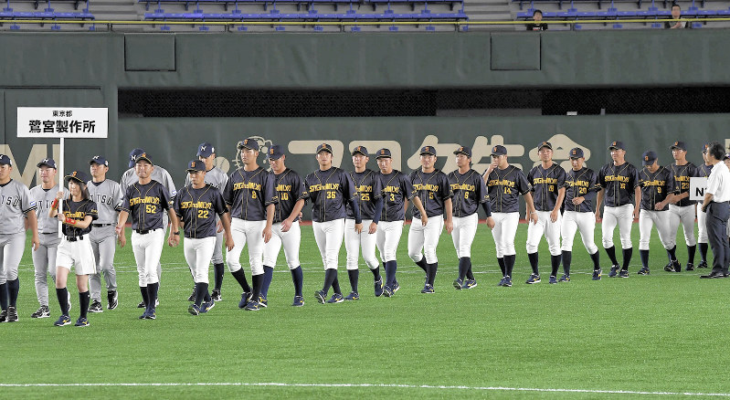 第90回都市対抗野球大会の開会式で行進する鷺宮製作所の選手たち=東京ドームで、久保玲撮影