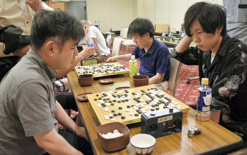 アマ本因坊決定戦県大会で優勝した勝俣光司さん(右)と準優勝の百瀬治彦さん(左)=甲府市で