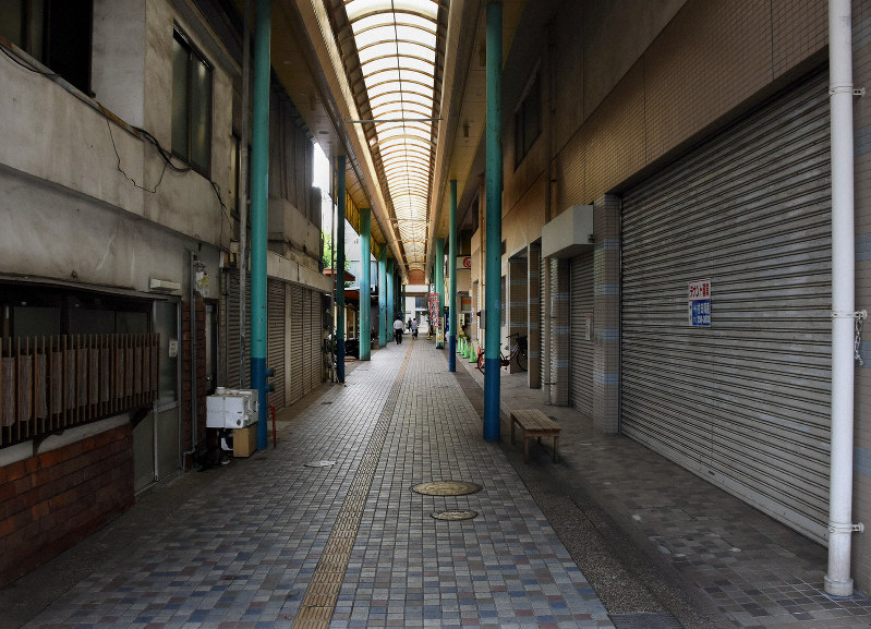 平日の夕方に人影もまばらな唐戸商店街=山口県下関市で2019年7月12日、佐藤緑平撮影