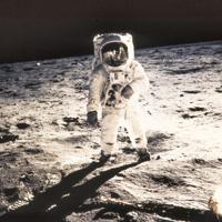 １９６９年７月２０日（米国時間、日本時間同２１日）、ニール・アームストロング船長とエドウィン・オルドリン宇宙飛行士が搭乗したアポロ１１号の月着陸船「イーグル」は、月面に着陸し、同船長は人類として初めて月面に降り立った。続いて同飛行士も降り、２人で月面活動に移り、石などの採集、地震計など実験器具の設置を行った。アポロ１１号は同１６日（米国時間）打ち上げられ、同船長、同飛行士とマイケル・コリンズ飛行士の３人が乗り込んだ。同２４日（米国時間）、太平洋上に着水、無事帰還した。月面に降り立ったオルドリン飛行士。船外宇宙服のマスク（日覆い）には月着陸船、写真を撮影するアームストロング船長、テレビカメラなどが映っている＝１９６９年（昭和４４年）７月２０日（米国時間）、アームストロング船長撮影、ＮＡＳＡ提供