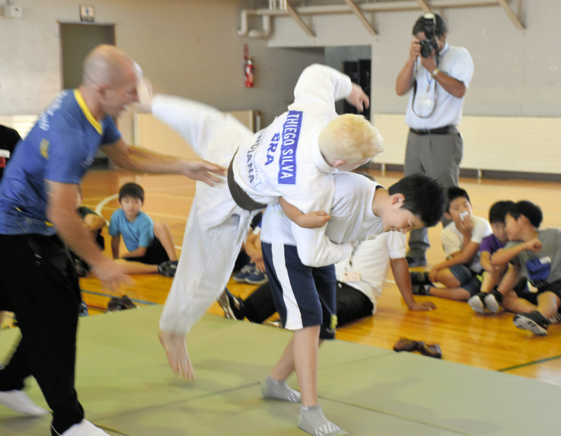 ブラジル代表チームの選手と柔道をする児童たち=青森県弘前市の岩木小で