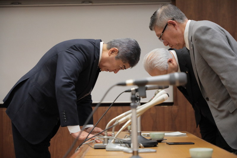 陸上配備型迎撃ミサイルシステム「イージス・アショア」配備計画に関する報告書に誤りがあった問題で、秋田県の佐竹敬久知事(右)に頭を下げる岩屋毅防衛相=秋田県庁で2019年6月17日午前10時29分、和田大典撮影