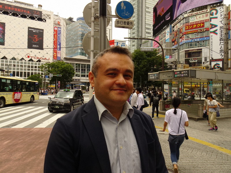 多文化理解促進の企業コンサルティングを行うイラン出身の石野シャハランさん(38)=東京都渋谷区で2019年7月8日、和田浩明撮影