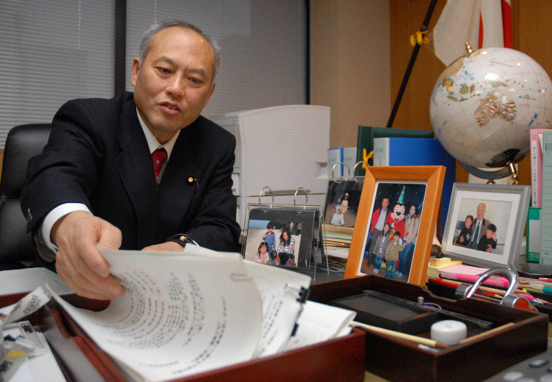 舛添要一氏が厚生労働相だったころの執務机の様子=東京・霞が関の厚労省で2007年12月4日、丸山博撮影