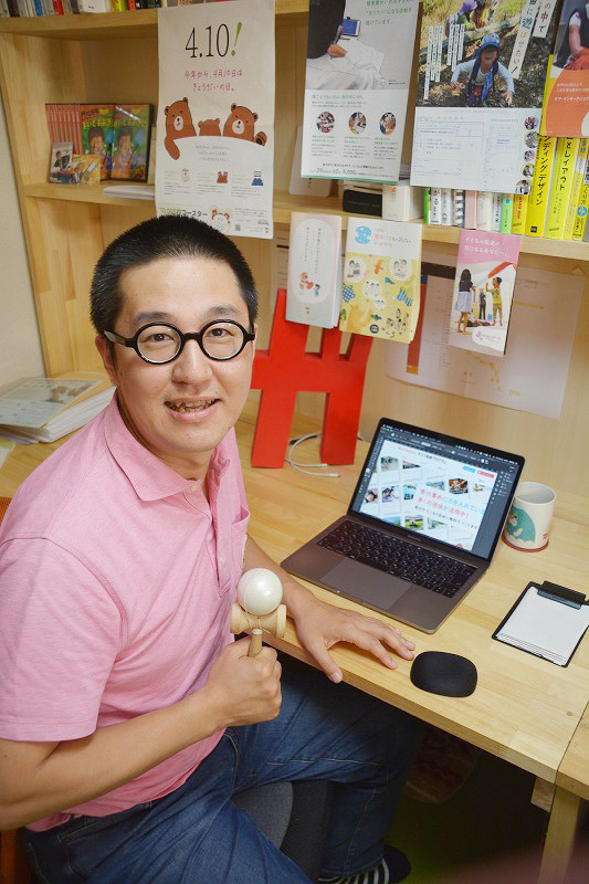 アートディレクターの技能を生かしNPOの広報物制作を支援する林田全弘さん=大阪府高槻市のデザイン会社・ガハハの事務所で