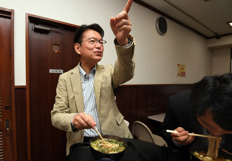 立ち食いそば屋で秘書と一緒に食事する、長妻昭氏(左)=東京都世田谷区太子堂で2019年7月17日午後0時26分、宮本明登撮影