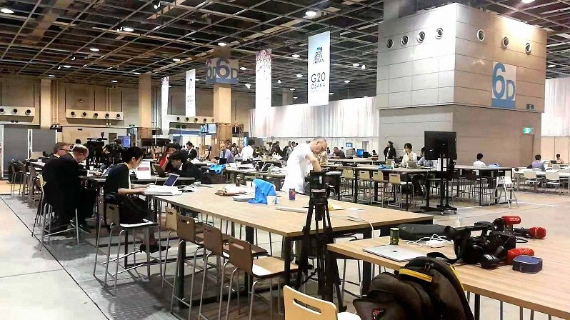 G20の国際メディアセンターには各国から記者が集結した=大阪市で6月27日、赤間清広撮影