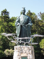 亀山城跡（京都府亀岡市）の堀の前に立つ明智光秀公像＝2019年5月24日撮影