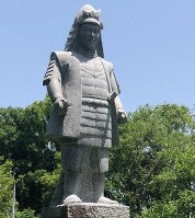 坂本城址公園（滋賀県大津市）に建てられた明智光秀像＝2018年5月15日、礒野健一撮影