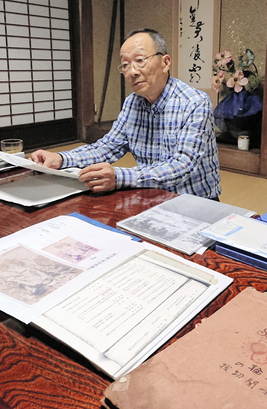 松永行さんに関する資料を見るおいの松永史郎さん=静岡県焼津市で2019年6月、福田智沙撮影