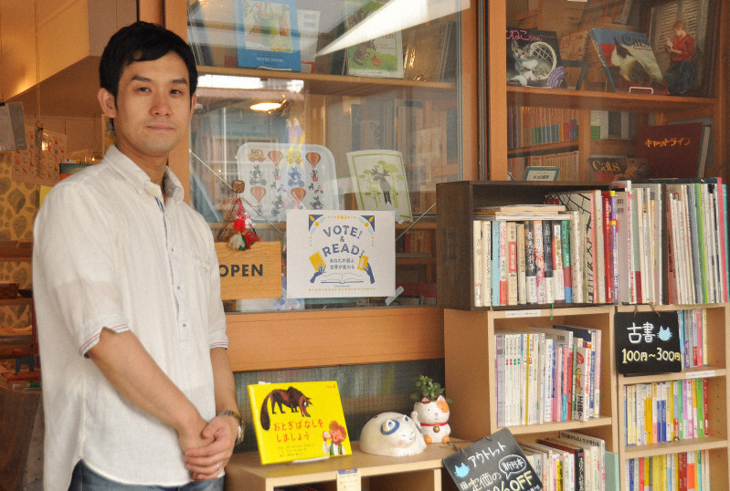 投票を促すVOTE!&READ!キャンペーンを始めた「ひるねこBOOKS」の小張隆さん=東京都台東区で2019年7月17日午前11時17分、塩田彩撮影