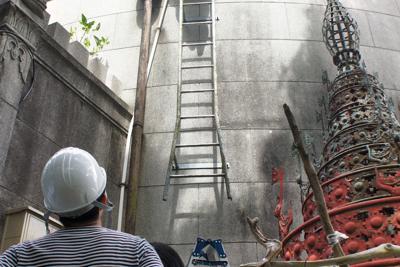 調査のためパゴダの屋根に上る西日本工大の学生ら＝北九州市門司区の世界平和パゴダで2019年6月4日、長谷川容子撮影