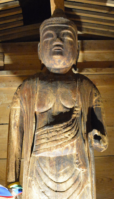 天養寺観音堂にある高さ約180センチの仏像=山形県飯豊町中で2019年7月17日午前11時53分、佐藤良一撮影