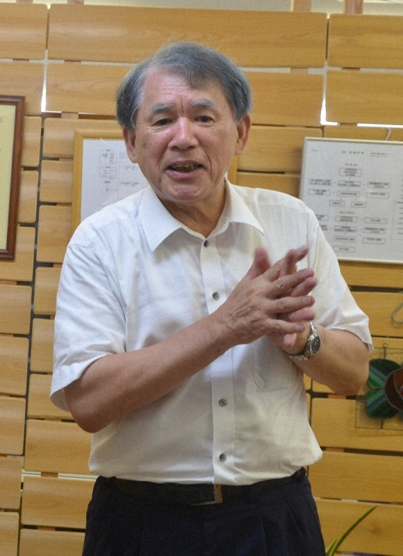 京都アニメーション本社の玄関で記者団の質問に答える八田英明社長=京都府宇治市木幡で2019年7月18日午後6時57分、鈴木健太郎撮影