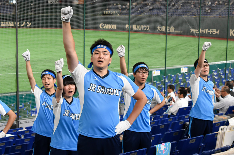 JR四国（高松市）の応援団（2回戦） [写真特集3/28] | 毎日新聞