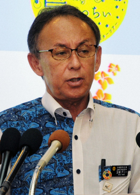 定例記者会見で特別採捕許可の判断先送りを発表する沖縄県の玉城デニー知事=那覇市の県庁で2019年7月19日午前10時51分、遠藤孝康撮影