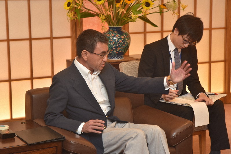 韓国の南官杓駐日大使を外務省に呼び出し、元徴用工問題で強く抗議する河野太郎外相=2019年7月19日午前10時26分、秋山信一撮影