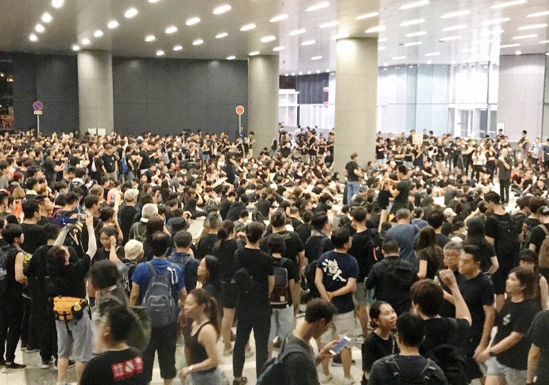 香港の立法会(議会)庁舎前で抗議活動をする若者たち=2019年6月16日午後10時32分、福岡静哉撮影