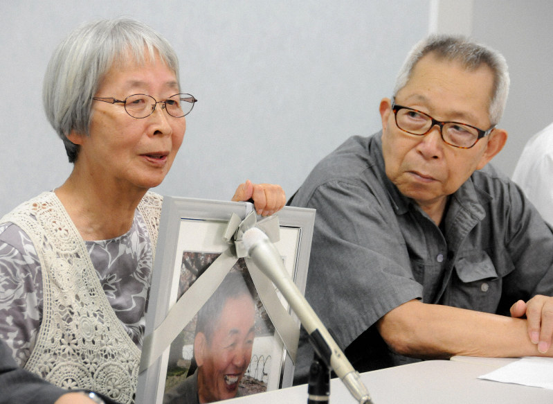 判決後に記者会見する原告の左近正子さん(左)と白野光造さん=大阪市北区で2019年7月19日午後2時54分、茶谷亮撮影