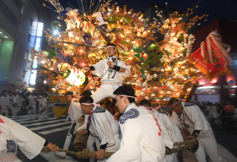 黒崎祇園山笠前夜祭 8基が勇壮に競演 北九州 毎日新聞