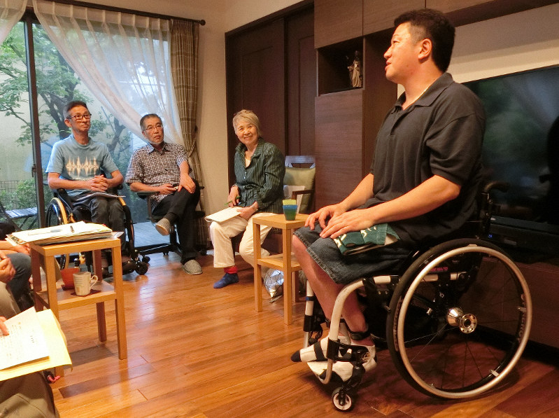 「ミニお茶セミナー」でパラアスリート、石原正治さん(右)の話に耳を傾ける参加者たち=東京都内で2019年7月6日、山田奈緒撮影