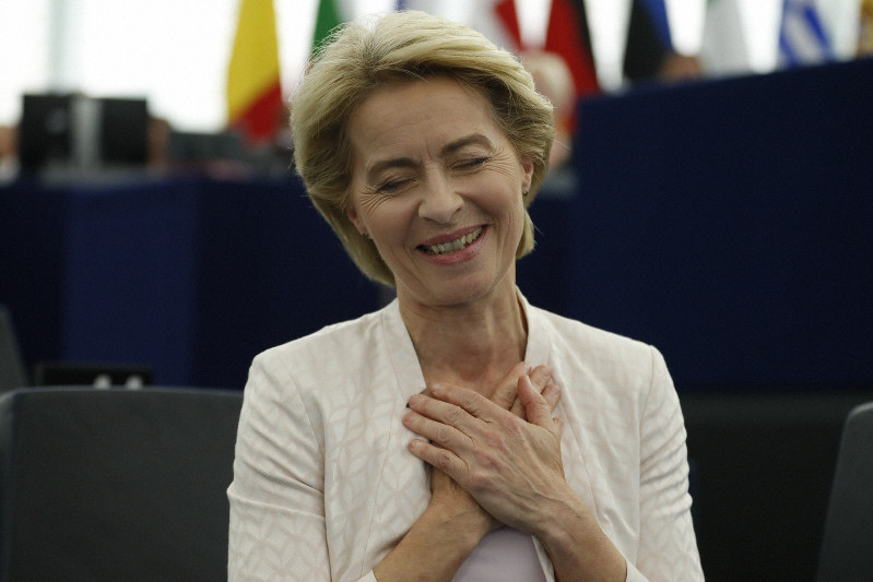 欧州議会で僅差で承認され、ほっとした表情を浮かべるフォンデアライエン氏=仏ストラスブールで16日、AP