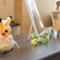 受付スペースにはウエディングドレス姿のピカチュウ人形やウエルカムボードが並べられた=しぶさん提供