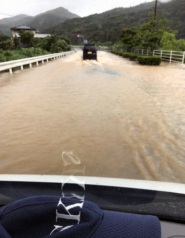雨で冠水した道路=長崎県五島市奥浦付近で2019年7月20日午前(住民提供)