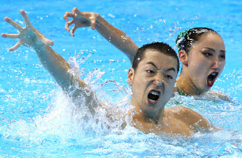 混合デュエット・フリールーティン決勝で演技する足立夢実(右)、安部篤史組=韓国・光州で2019年7月20日、宮武祐希撮影