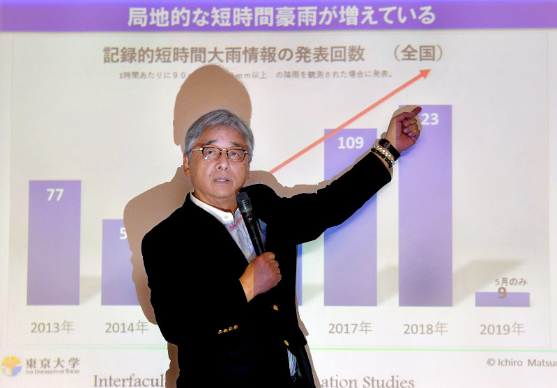 近年の豪雨災害の増加を踏まえて、タイムラインの必要性を説く東京大大学院客員教授の松尾一郎さん=長崎県諫早市で2019年6月3日、森園道子撮影
