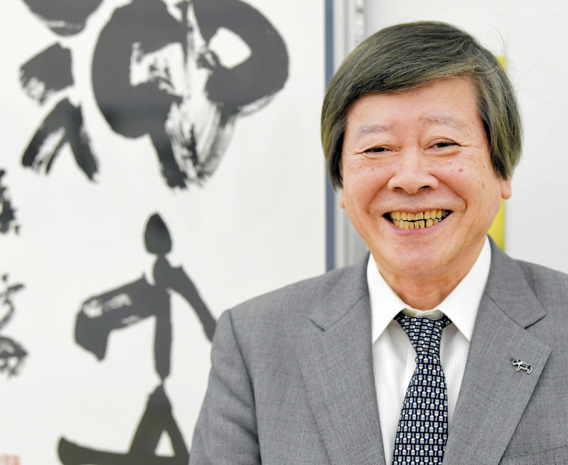 第71回毎日書道展で文部科学大臣賞を受賞した赤平泰処さん=東京都港区の国立新美術館で2019年7月10日、滝川大貴撮影