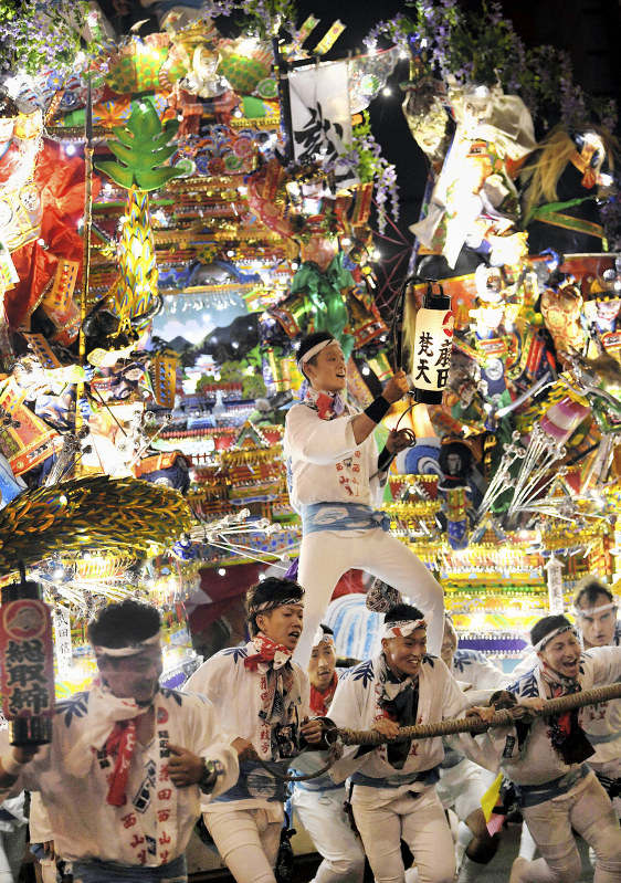 黒崎祇園山笠 前夜祭 勇壮に競演 毎日新聞