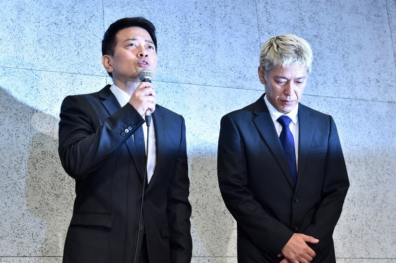 記者会見で謝罪する宮迫博之さん(左)と田村亮さん=東京都港区で2019年7月20日、竹内紀臣撮影